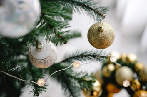 The Sparkle of the Season: Tips and Tricks for Perfectly Pairing Tinsel and Ornaments on Your Christmas Tree