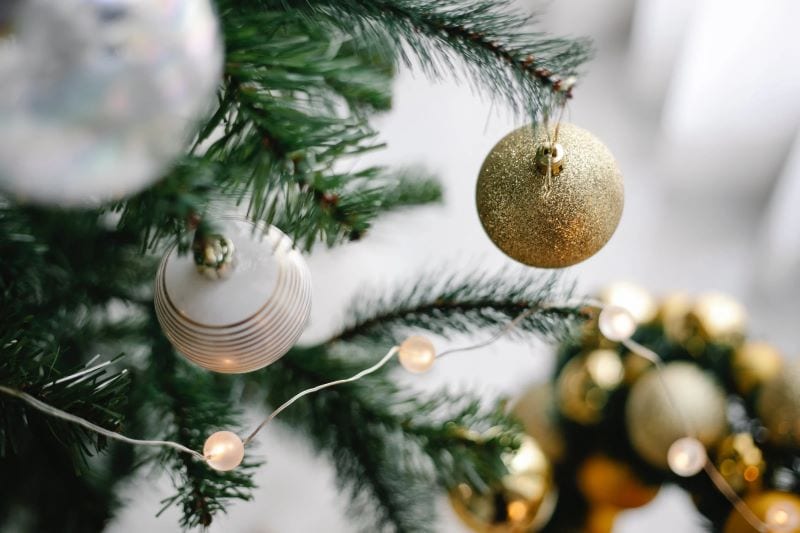 The Sparkle of the Season: Tips and Tricks for Perfectly Pairing Tinsel and Ornaments on Your Christmas Tree